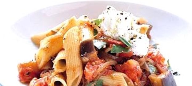 Паста с баклажаном, чесноком и базиликом