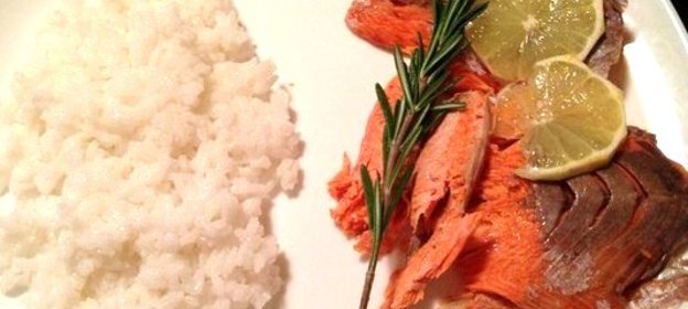 Нерка, запеченная в морской соли с лимонной цедрой