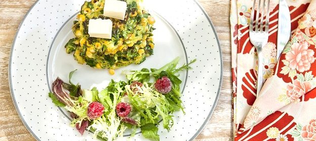 Кукурузные оладьи с овощами и сливочным сыром