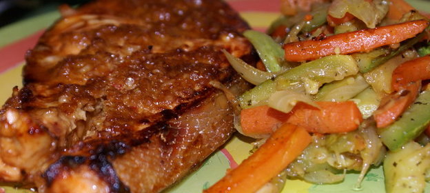 Сёмга в имбирно-соевом маринаде с обжаренными овощами