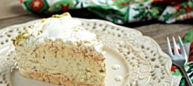 Торт-безе с фисташковым мороженым