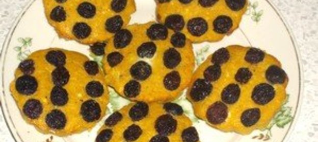 кексы из кукурузной муки с изюмом