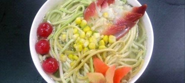 Домашняя лапша в бульоне