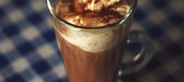 Кофе гляссе с яичным желтком и ванильным мороженым