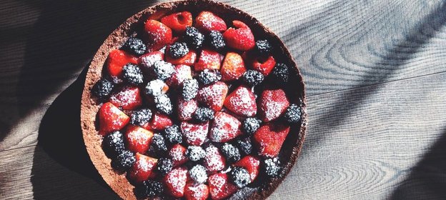 Шоколадный торт с ягодами