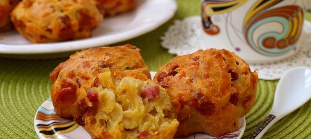 Закусочные маффины с колбасой и сыром