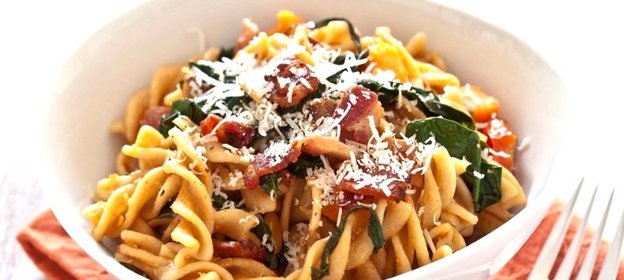 Паста с беконом и соусом