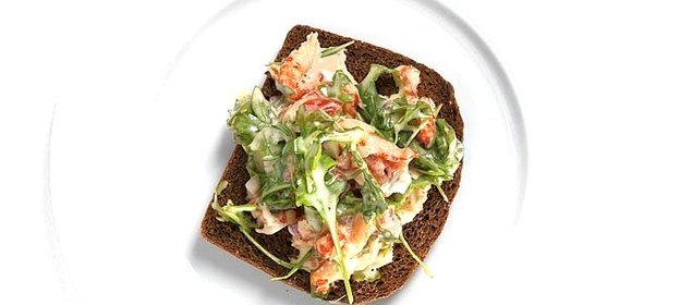 Тосты из ржаного хлеба с раковым салатом