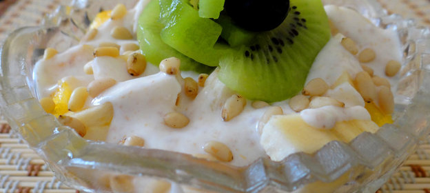 Фруктовый салат с кедровыми орешками и йогуртом