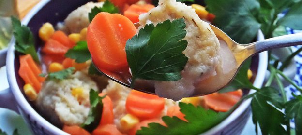 Бульон с клёцками из манки и кукурузы