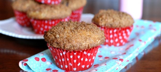 Лавандовые маффины с ежевикой и персиками