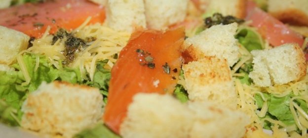 Салат Цезарь с подкопченным лососем