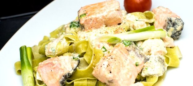 Паста с семгой в сливочно-чесночном соусе