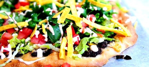 Пицца с кукурузными лепешками, фасолью и сыром