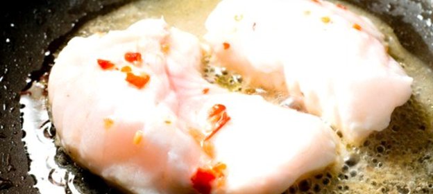 Морской черт по‑американски с помидорами, коньяком и белым вином