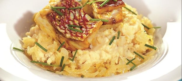 Морской окунь с брандадой и луковым соусом