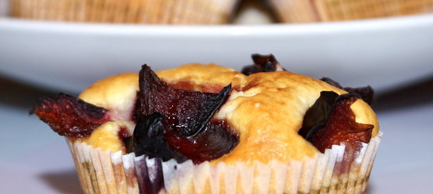 Творожные маффины с маринованными сливами