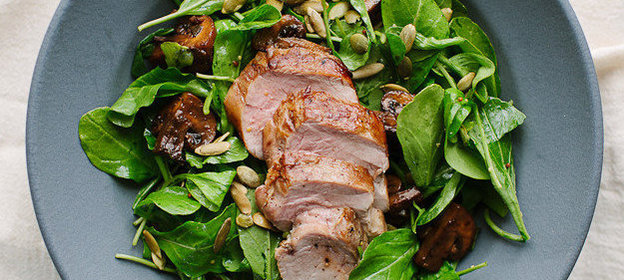 Салат с свининой, грибами и рукколой