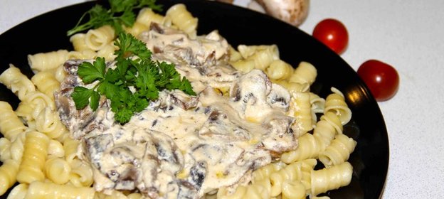 Паста со сливочно-грибным соусом