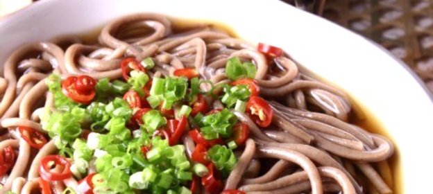 Лапша соба с чили, имбирем и соевым соусом