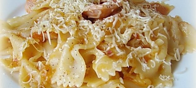 Макароны с сосисками и помидорами