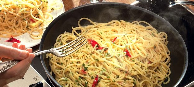 Спагетти с чесноком и маслом