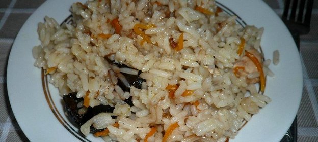 Рисовая каша с куриной грудкой и черносливом