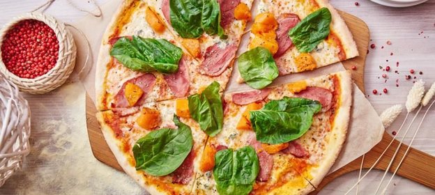 Пицца с уткой, тыквой и сыром горгонзола