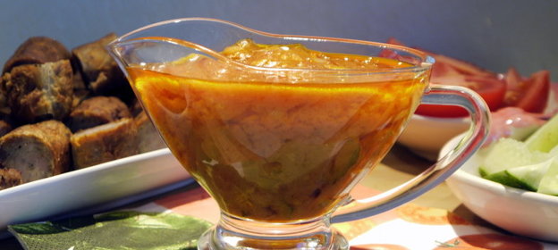 Острый томатный соус с корнишонами