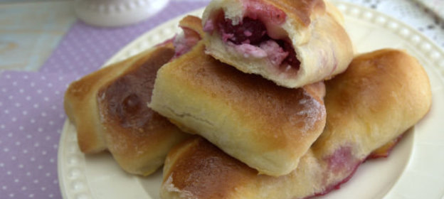 Булочки с творогом и ягодами