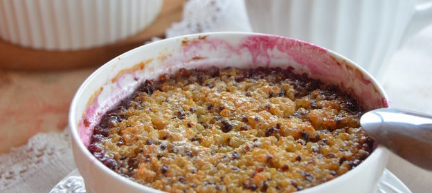 Кугель из киноа с черной смородиной