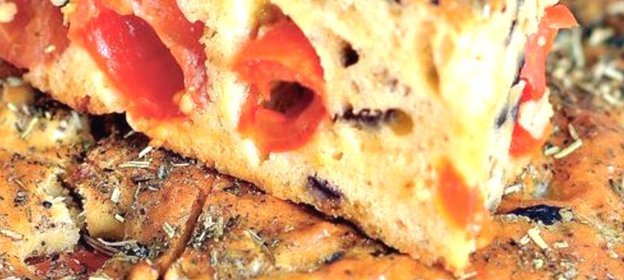 Закусочный кекс с баклажанами и помидорами