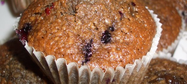 Шоколадные маффины со смородиной