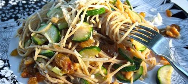 Спагетти с цуккини, грецкими орехами и изюмом