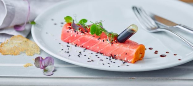 Ролл из тунца с печеным бататом и соусом терияки