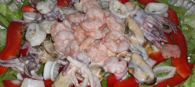 Салат из морского коктейля с винно-сырным соусом