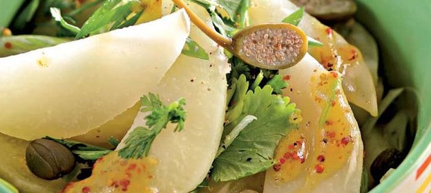 Теплый салат из кольраби с каперсами и кинзой