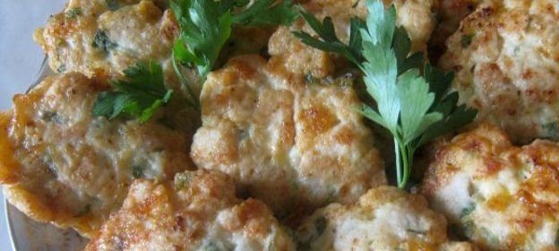 Нежные куриные оладьи с сыром и зеленью