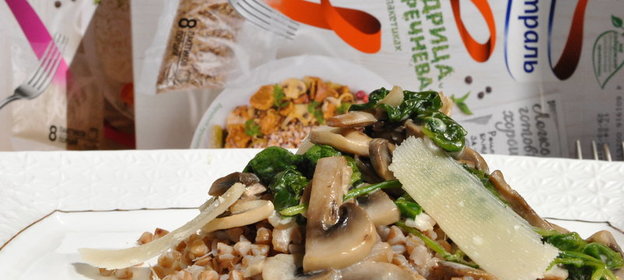 Сливочный соус со шпинатом, беконом и грибами с гречкой