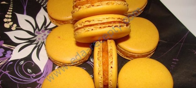 Макаронс с желе из кураги