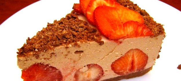 Клубнично-шоколадный торт с творожной прослойкой