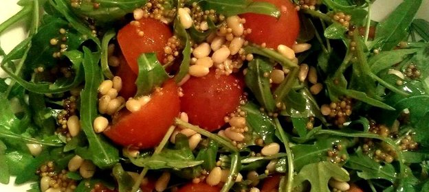Салат с рукколой, горчичной заправкой и кедровыми орешками