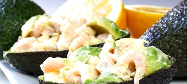 Салат в авокадо с креветками