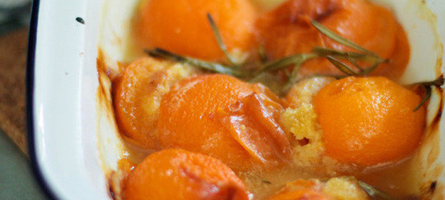 Абрикосы с розмарином и миндалем