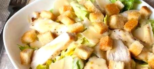 Классический салат Цезарь с курицей