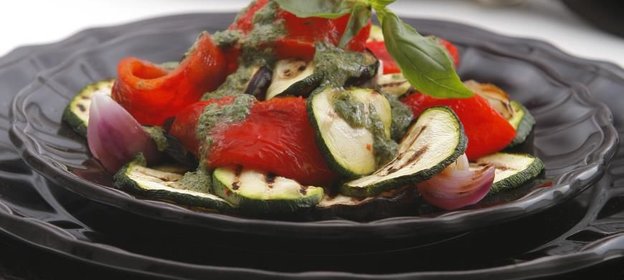 Овощи на гриле с соусом из базилика