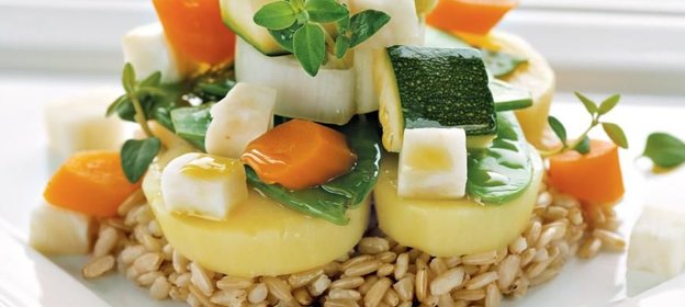 Паровые овощи на ложе из риса с кисло-сладким соусом