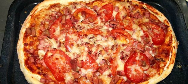 Бездрожжевая пицца с колбасными изделиями