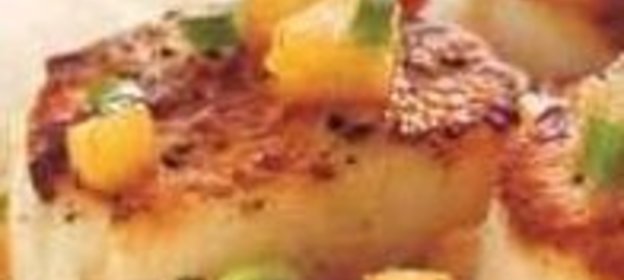 Морские гребешки с ананасовой сальсой