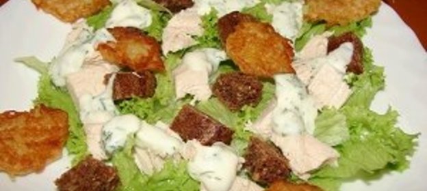 Салат а-ля Цезарь с двумя видами соусов